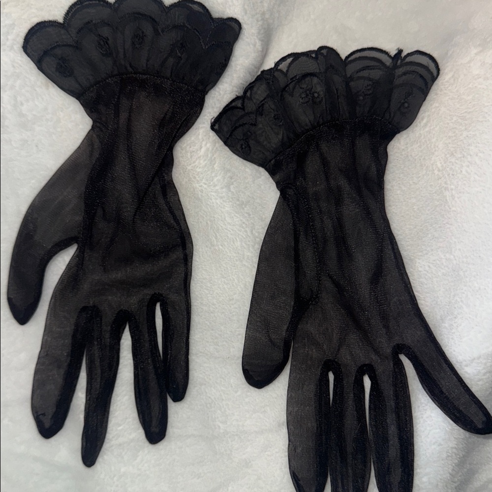 Vintage Elegant Black Tulle Ruffle Wrist Gloves - Picture 3 of 6